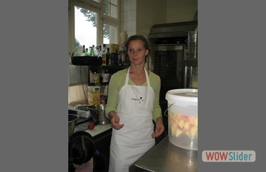 La representante Andrea Vermeer cocinando chancho en piedra
