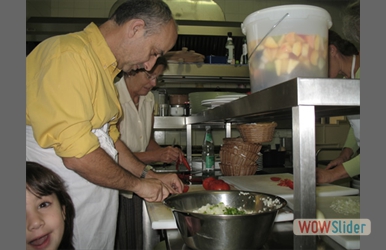 El pintor y su familia tambi�n con el chancho en piedra